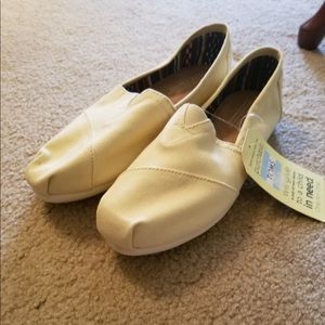 Toms; BNWT; size 9